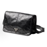 PRADA enamel metal triangular logo magnetic clasp opening and closing crossbody single-shoulder bag, regular men\'s black style